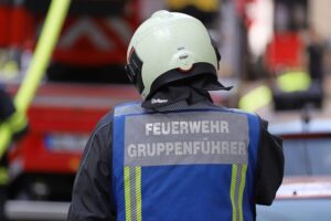 Feuerwehr im Einsatz bei Wohnungsbrand, rauchender Gebäudeteil, tragischer Todesfall eines älteren Mannes.