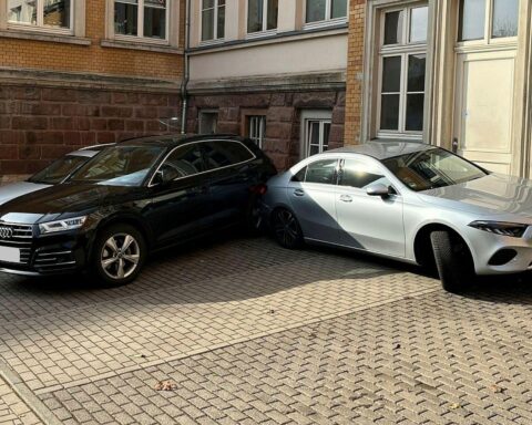 Unfallstelle mit beschädigten Fahrzeugen, Feuerwehr und Polizei sind vor Ort, Sachschaden sichtbar.