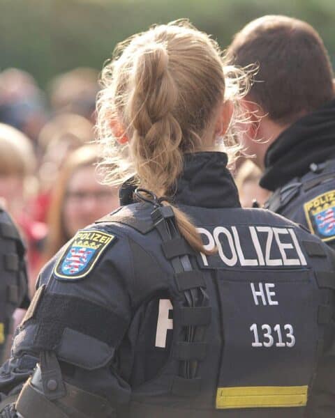 Unfallort mit drei Fahrzeugen, Polizei vor Ort, traurige Unfallgeschichte einer 86-jährigen Autofahrerin.