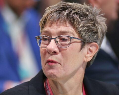 Annegret Kramp-Karrenbauer, verärgert über öffentliche Debatte zur ersten Bundespräsidentin, spricht ernsthaft.