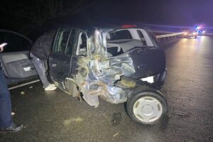 Ein schwer beschädigtes Auto an einer Leitplanke nach einem Unfall auf Landesstraße 383.