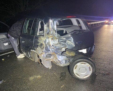 Ein schwer beschädigtes Auto an einer Leitplanke nach einem Unfall auf Landesstraße 383.