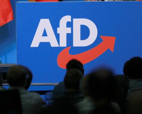 AfD-Logo auf schwarzem Hintergrund, symbolisiert die Einstufung als extremistische Bestrebung.