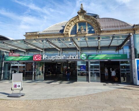 Aggressiver Mann mit Messer am Hauptbahnhof Halle, von Bundespolizei überwältigt.