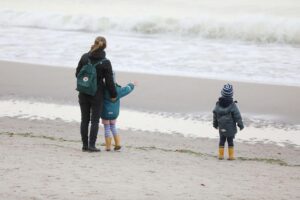 Eltern mit Hochschulabschluss verbringen mehr Zeit gemeinsam mit ihren Kindern am Strand.
