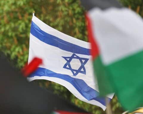 Demonstrationen für Palästina und gegen Israel in einem urbanen Umfeld, mit Plakaten und Menschen.