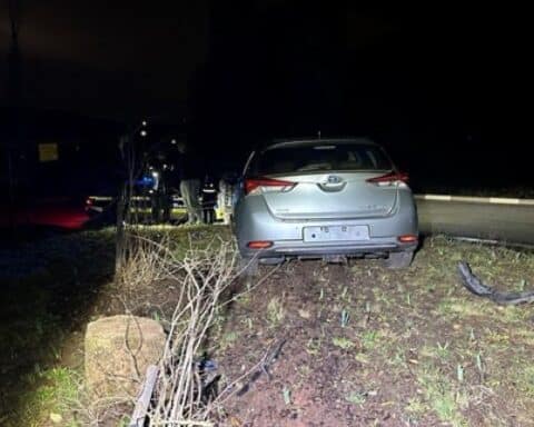 Unfallfahrzeug im Kreisverkehr, Polizei sucht Zeugen nach Alkoholeinflussunfall in Landstuhl.