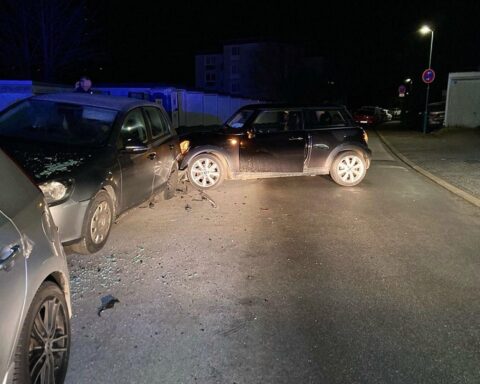 Unfall mit mehreren Fahrzeugen, hoher Sachschaden, alkoholisierte Fahrerin, Nachtaufnahme, Polizei vor Ort.