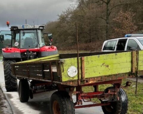 Traktor und Anhänger mit ausgelaufenem Hydrauliköl auf der B48, Polizeieinsatz erforderlich.