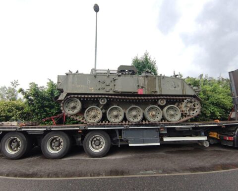 Ein Panzer auf einem Lkw, symbolisch für steigende Rüstungsausgaben und Inflation.