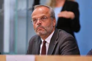 Felix Klein verlässt sein Amt gegen Antisemitismus; neues Kapitel nach acht Jahren beginnt.
