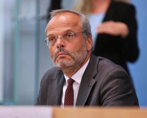 Felix Klein verlässt sein Amt gegen Antisemitismus; neues Kapitel nach acht Jahren beginnt.