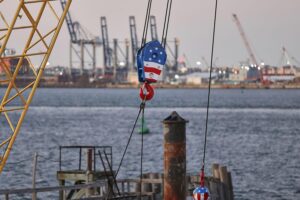 Apollo-Chefökonom blickt optimistisch auf US-Wirtschaft Die Darstellung von modernen Industrieanlagen in den USA, die wirtschaftlichen Optimismus symbolisieren.