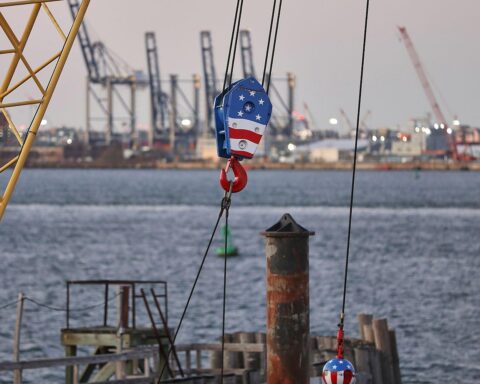 Die Darstellung von modernen Industrieanlagen in den USA, die wirtschaftlichen Optimismus symbolisieren.