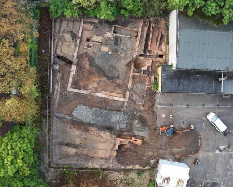 Neuzeitliche Ruinen des Maarhofs mit Hinweisen auf die Rübenkrautfabrik im 19. Jahrhundert.