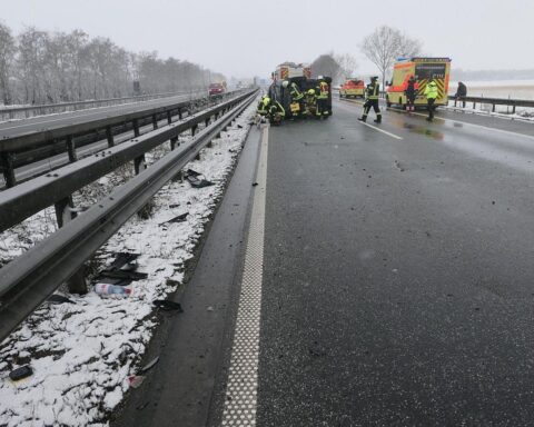 Unfallstelle auf Autobahn mit beschädigten Fahrzeugen und Einsatzkräften der Feuerwehr.