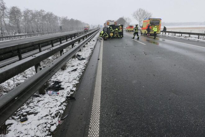Auffahrunfall auf A28 bei Hude verursacht hohen Sachschaden