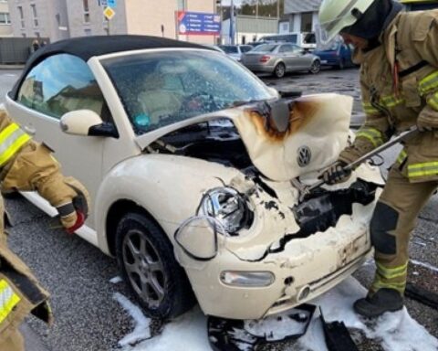 Fahrzeugbrand nach Auffahrunfall in Otterbach, Feuerwehr löscht, Fahrer unverletzt, 20.000 Euro Schaden.