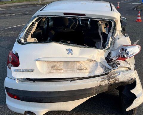 Zwei verunfallte Autos auf der Straße nach einem Zusammenstoß in Bad Oeynhausen.