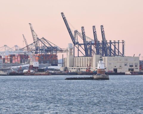 Industrieanlagen, Symbol für handelspolitische Unsicherheiten zwischen EU und USA, beeinflusst durch US-Urteil.