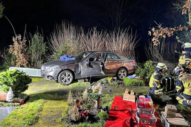 Auto durchbricht Friedhofszaun in Essen-Werden