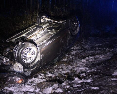 Abgeschlepptes Auto nach Glätteunfall, Fahrer leicht verletzt, Unfallstelle auf winterglatter Straße.