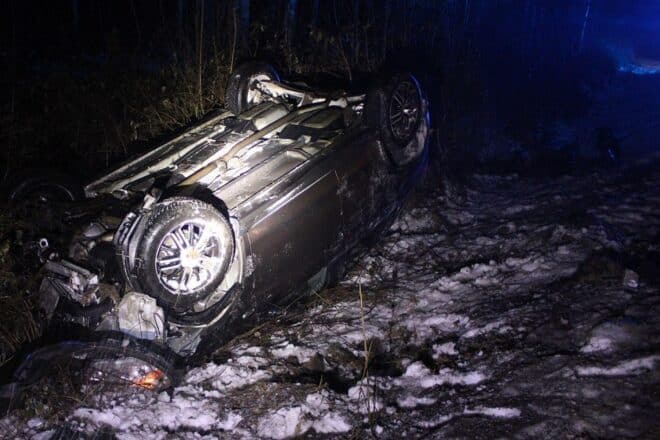 Auto überschlägt sich bei Glätteunfall in Petershagen