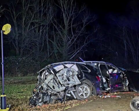 Verunfalltes Auto in zwei Teilen, Feuerwehr und Rettungsdienst bei Unfallaufnahme und Versorgung.