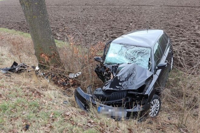 Autofahrerin prallt nach Schleudern auf K15 bei Warburg gegen Baum