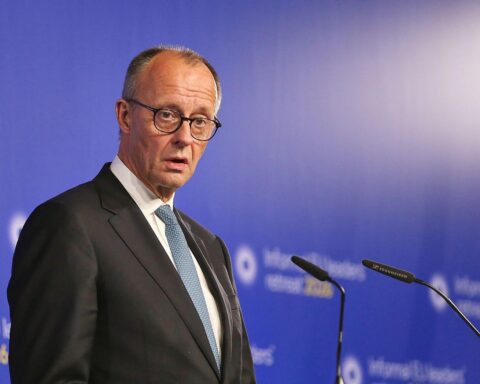 Friedrich Merz als Kanzlerkandidat, der Reformen zu Steuersenkungen und Bürokratieabbau fordert.