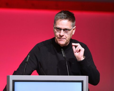 Oliver Ruhnert kritisiert scharf Renteneintrittsalter von 70, fordert gerechtes Rentensystem.