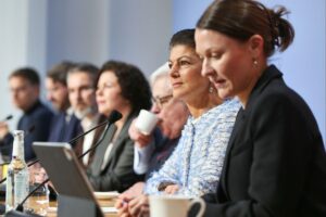 Sahra Wagenknecht präsentiert Neuauszählung der Bundestagswahl bei BSW-Pressekonferenz in Berlin.