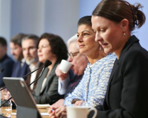 Sahra Wagenknecht präsentiert Neuauszählung der Bundestagswahl bei BSW-Pressekonferenz in Berlin.