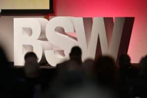 BSW-Logo vor Bundesverfassungsgericht, Symbol für Neuauszählung der Bundestagswahl und politische Diskussion.