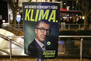 Wahlplakat der Grünen für die Landtagswahl in Baden-Württemberg, symbolisiert politische Stimmung und Wählergunst.