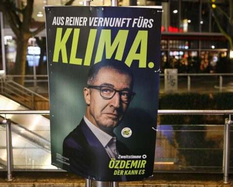 Wahlplakat der Grünen für die Landtagswahl in Baden-Württemberg, symbolisiert politische Stimmung und Wählergunst.