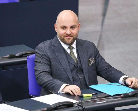 Markus Frohnmaier spricht auf einer internationalen Konferenz, betont transatlantische Beziehungen und Wirtschaft.