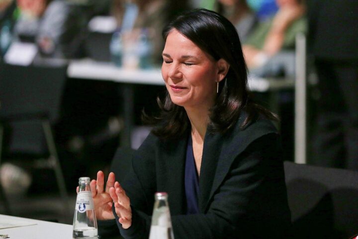 Annalena Baerbock diskutiert Boykott der WM 2026, betont faire Bedingungen für Sportler.