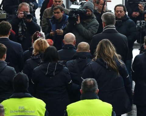 Schweigeminute für verstorbenen Zugbegleiter, Teilnehmer versammelt, Trauer und Solidarität im Vordergrund.