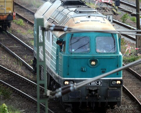 Lokführer besprechen Tarifangebot, Lohnaufschläge und Verhandlungen zur Arbeitssituation bei der Deutschen Bahn.