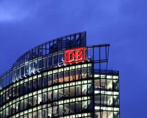 Schweigeminute für verstorbenen Zugbegleiter – Trauer, Solidarität, Unterstützung am Bahnhof.