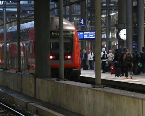 Regionalzug im Bahnhof, symbolisch für die Auswirkungen der Cyberattacke auf die Deutsche Bahn.