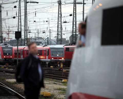 Lokführer am Gleis diskutieren über die neue Gehaltserhöhung und Tarifverträge der Deutschen Bahn.
