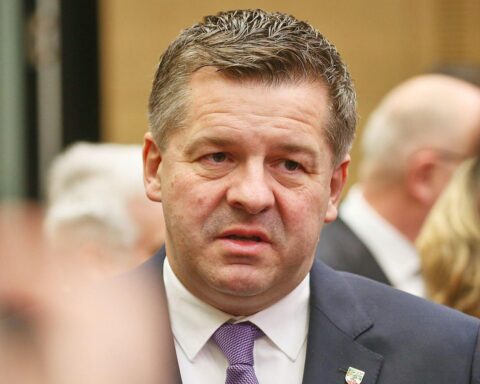 Ministerpräsident Schulze feiert Erhalt des DB Museums Halle, symbolisiert durch Eisenbahn und Engagement.