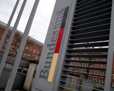 Kritik am Bamf wegen Stopp der Integrationskursanträge; Auswirkungen auf Flüchtlinge und Jobintegration.