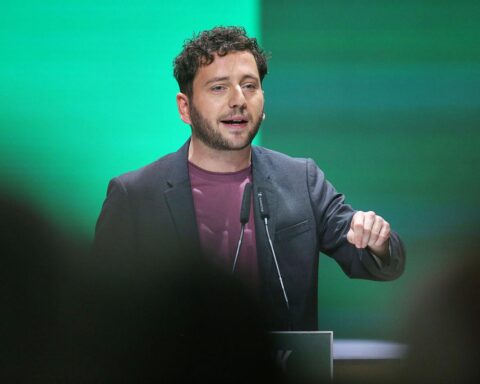 Felix Banaszak spricht gegen Angstmacherei bezüglich europäischer Atombomben im Podcast.