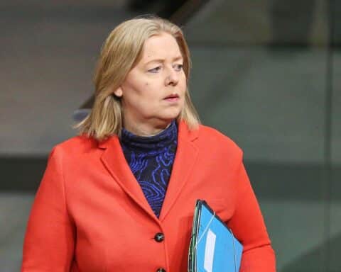 Bärbel Bas bei einem Unternehmensbesuch, interagierend mit Beschäftigten und Arbeitgebern in Berlin.