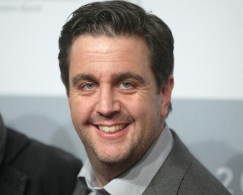 Bastian Pastewka äußert Sorge über Meinungsfreiheit und Autokratie in den USA und Deutschland.