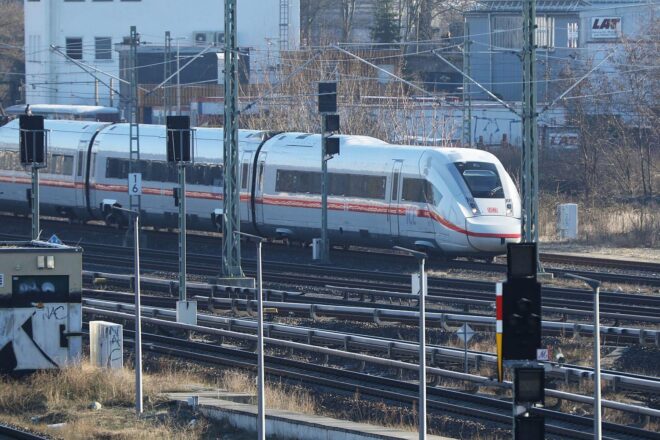 Bauarbeiten auf Bahn-Strecke Hamburg-Berlin dauern länger