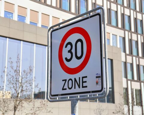 Tempo-30-Schild an einer Straße, symbolisiert Verkehrssicherheit und Umweltschutz in München.